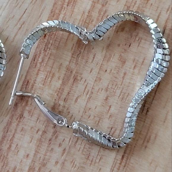 18k White Gold Plated Twisted Heart Earrings NEW - Picture 4 of 5